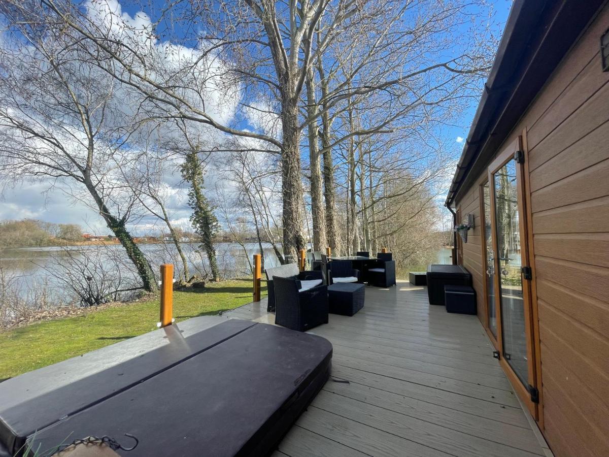 Rudd Lake Luxury Lakeside Lodge With Fishing & Hot Tub@Татершал Екстериор снимка