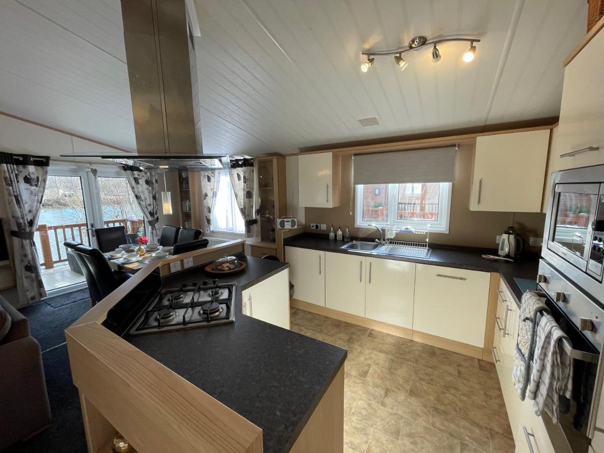 Rudd Lake Luxury Lakeside Lodge With Fishing & Hot Tub@Татершал Екстериор снимка